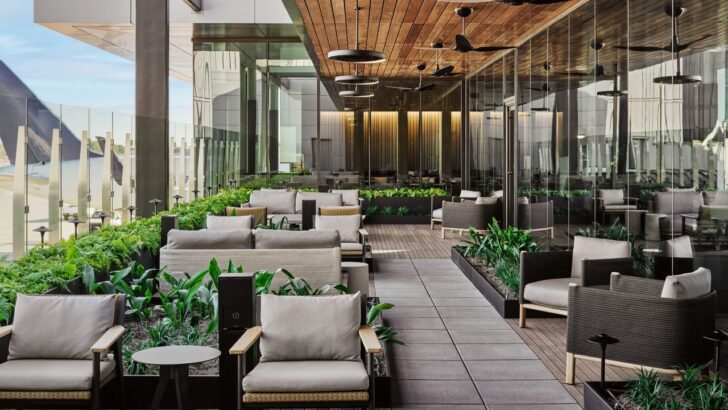 Sala VIP de aeropuerto con asientos cómodos y decoración moderna