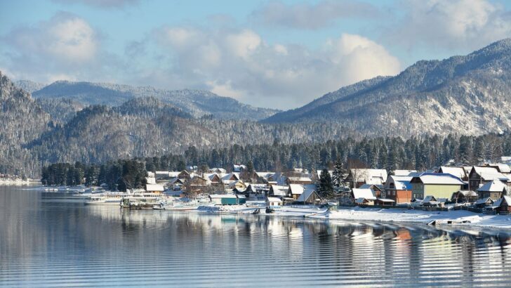 Vista invernal de Sun Valley con montañas nevadas y lago
