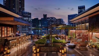 Terraza del Hyatt Centric Chengdu con vista nocturna de la ciudad