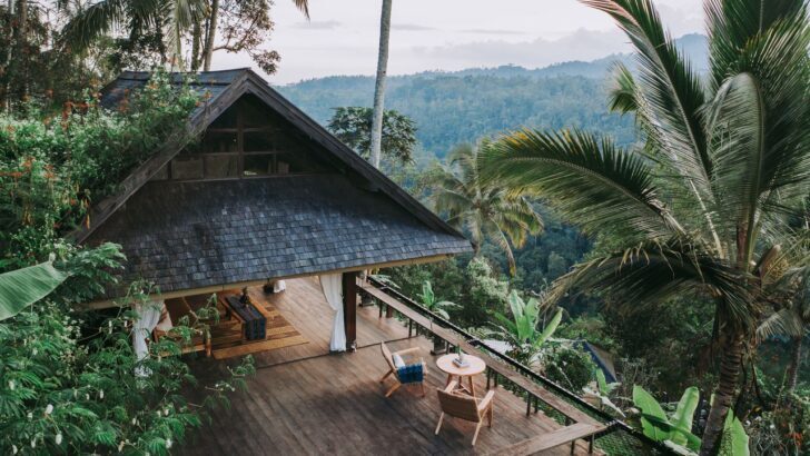 Villa en Bali rodeada de jungla con vistas panorámicas y terraza de madera