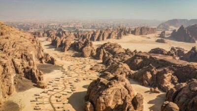 Vista aérea de formaciones rocosas en el desierto de Arabia Saudita
