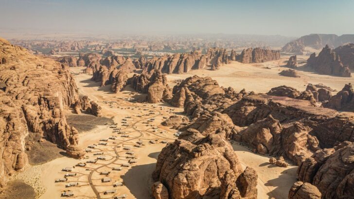 Vista aérea de formaciones rocosas en el desierto de Arabia Saudita