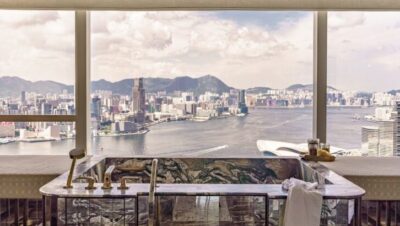 Vista panorámica desde un hotel de lujo en Asia con bañera y ciudad al fondo