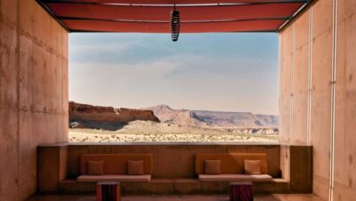 Vista del desierto desde el hotel Amangiri en Utah con asientos al aire libre