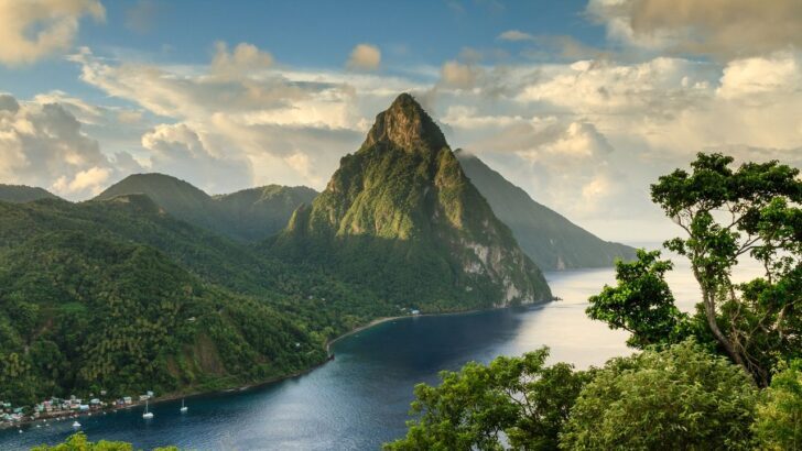 Vista panorámica de los Pitons en St. Lucia con mar y vegetación